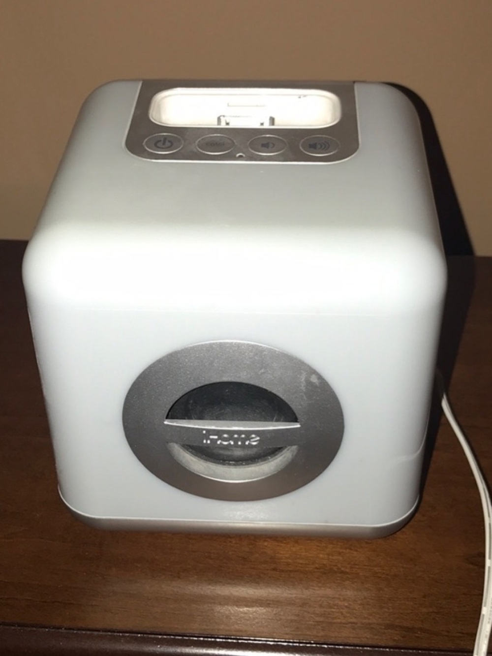 Color changing iPod dock player - Picture 1 of 7